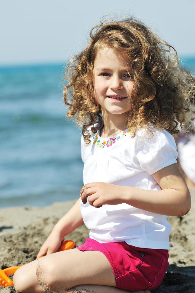 klein vrouwelijk kind portret op het strand foto