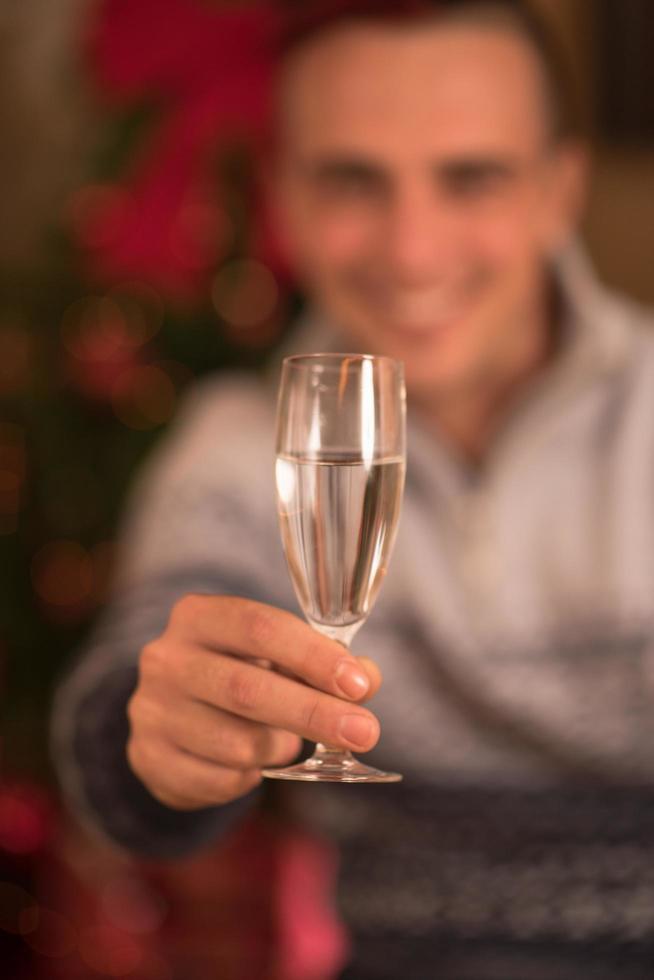 gelukkig jong Mens met een glas van Champagne foto