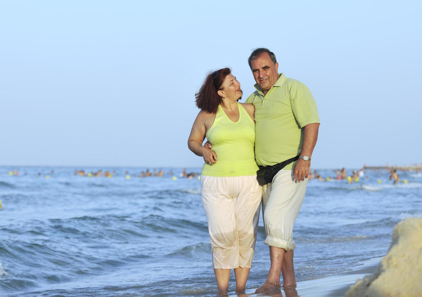 gelukkig senioren paar Aan strand foto