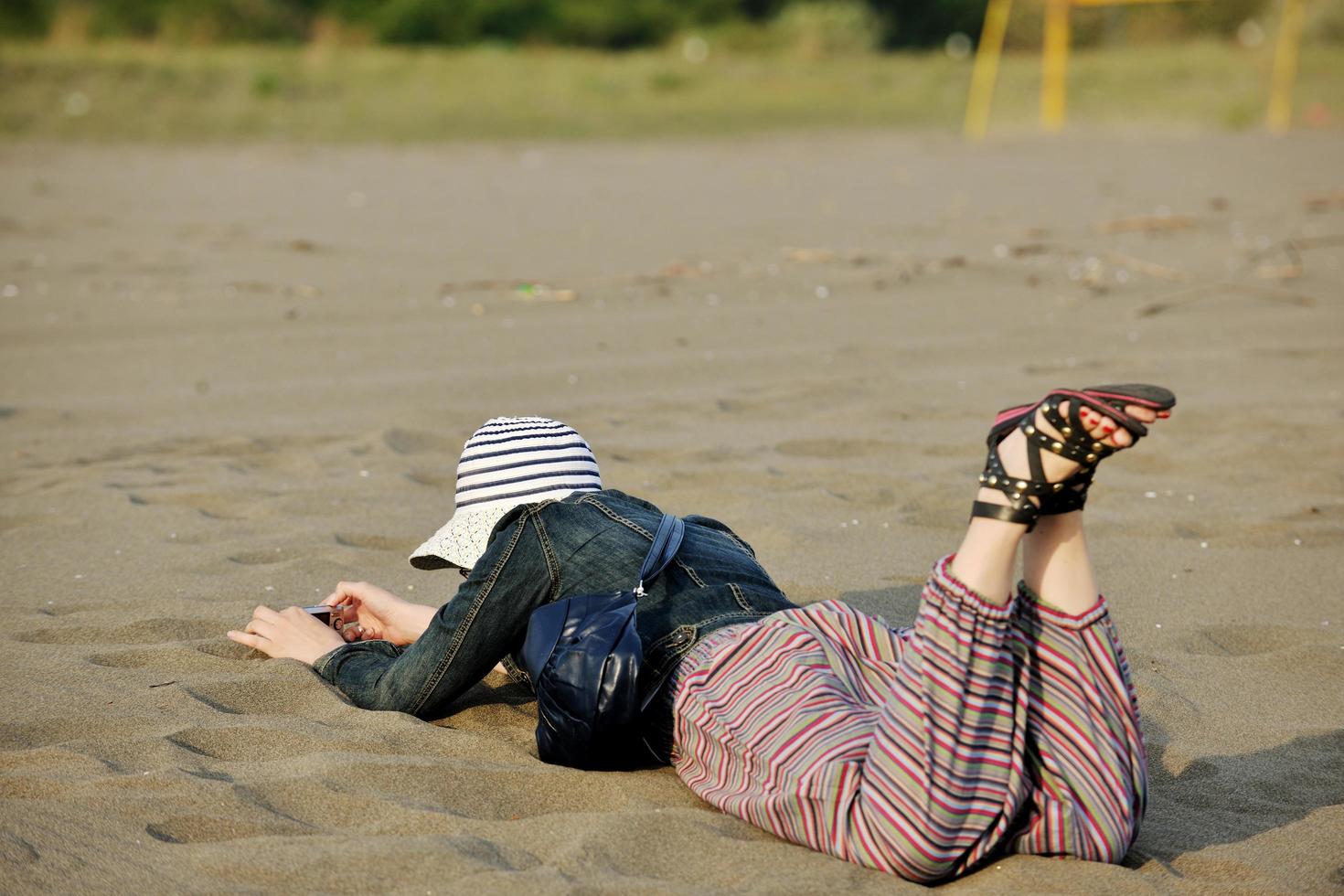 jong vrouw kom tot rust Aan strand foto