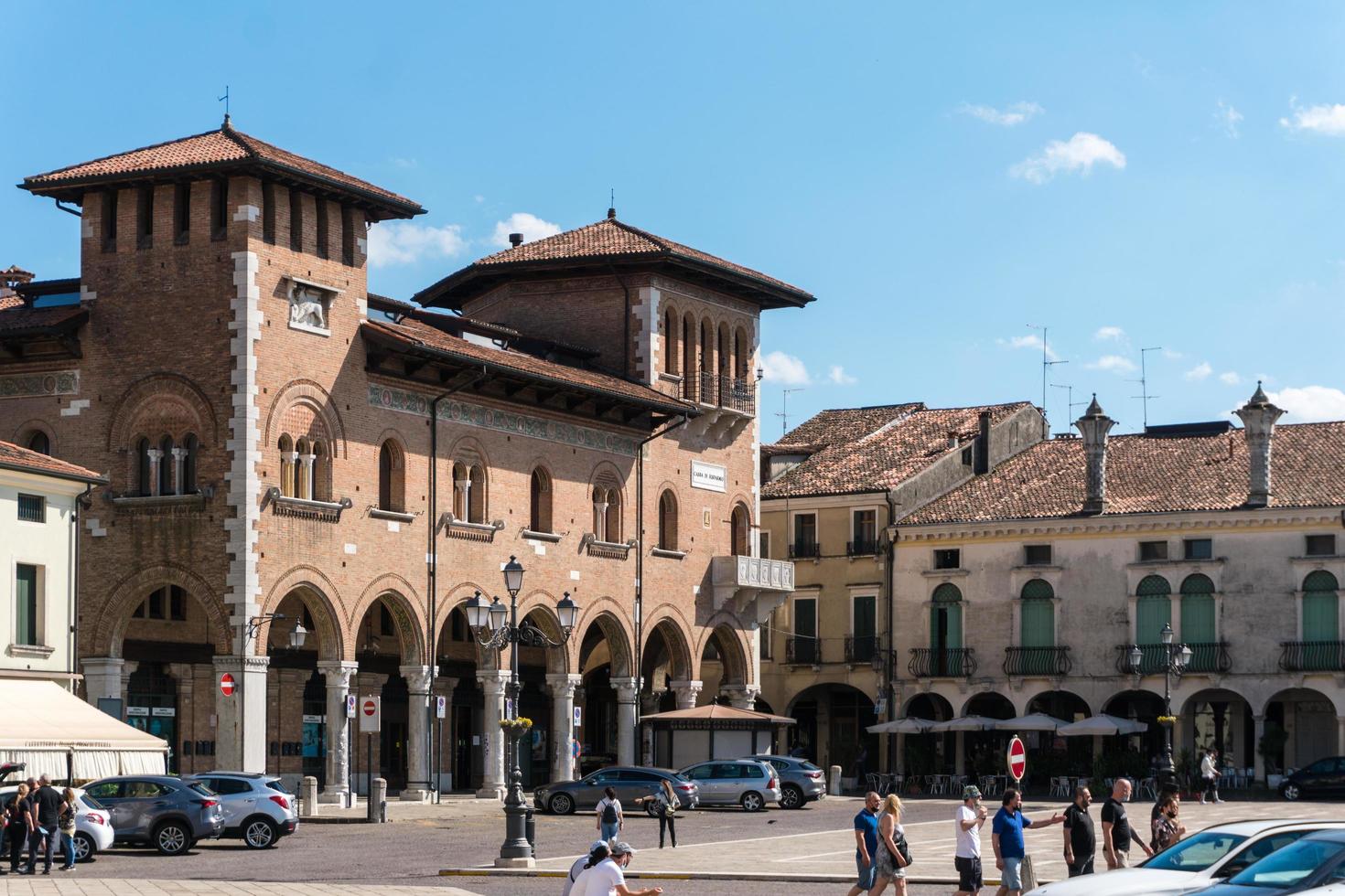 montagnana, italië-mei 30, 2021-wandelen binnen de stad- van montagnana in de provincie van padua, Italië gedurende een zonnig dag. het heeft mooi muren en is een deel van de meest mooi dorpen in Italië foto