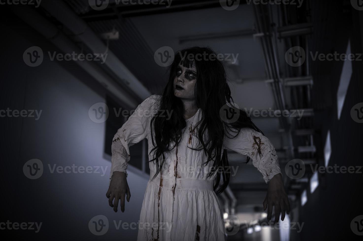 portret van Aziatische vrouw make-up geest, enge horrorscène voor achtergrond, halloween festival concept, spookfilms poster foto