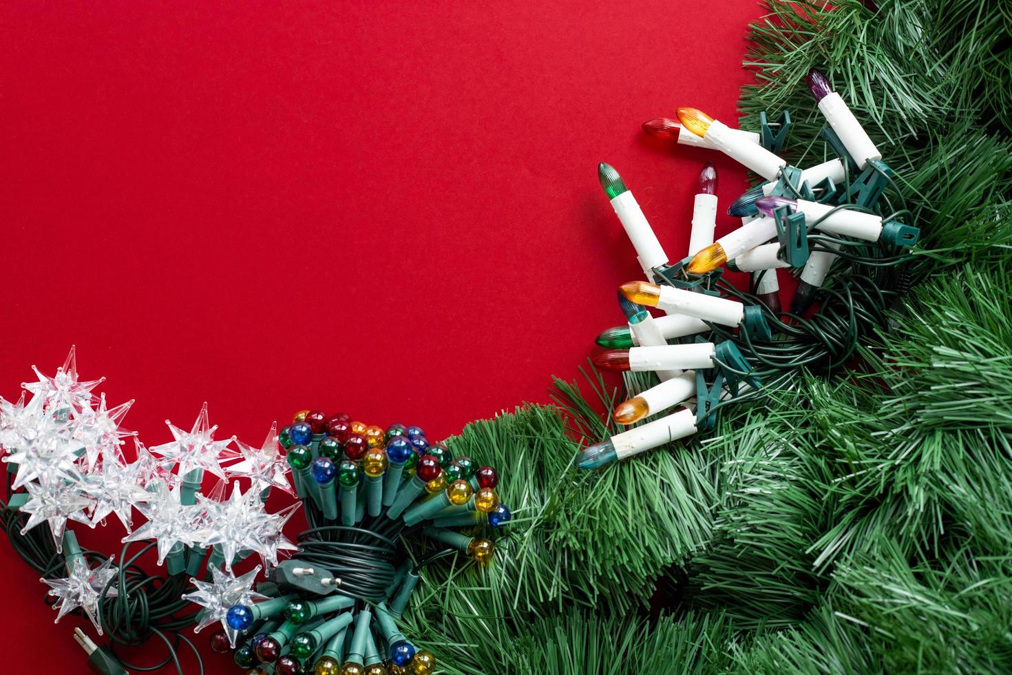 divers decoraties voor de Kerstmis boom Aan een rood achtergrond met plaats voor tekst foto