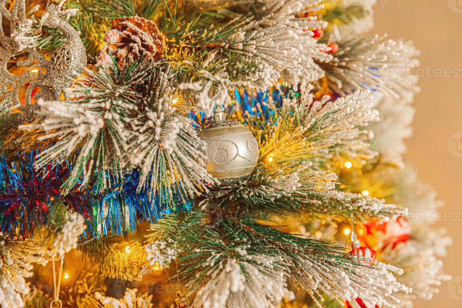 klassiek Kerstmis nieuw jaar versierd nieuw jaar boom met gekleurde foto