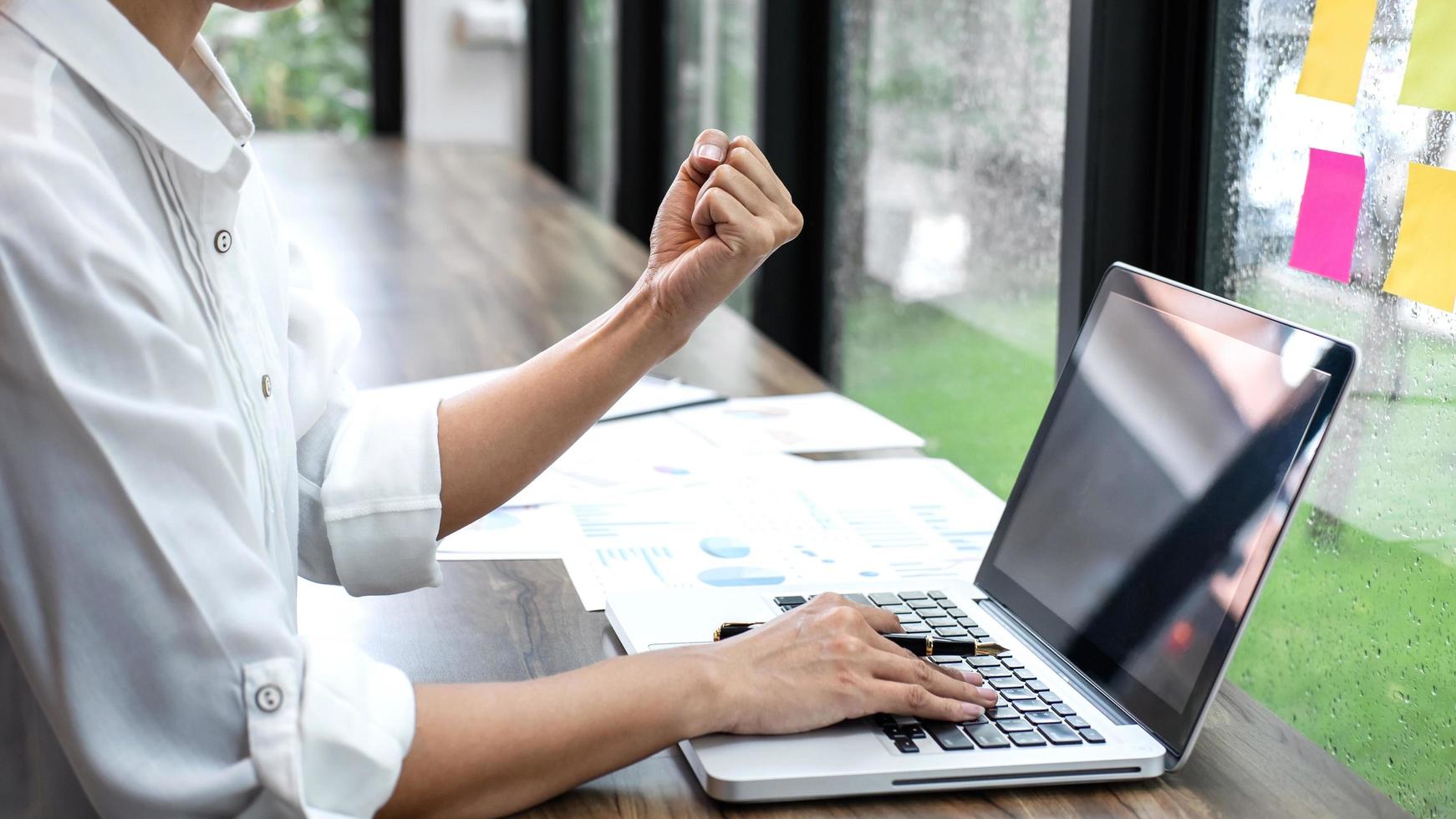 zakenvrouw accountant werken op kantoor foto