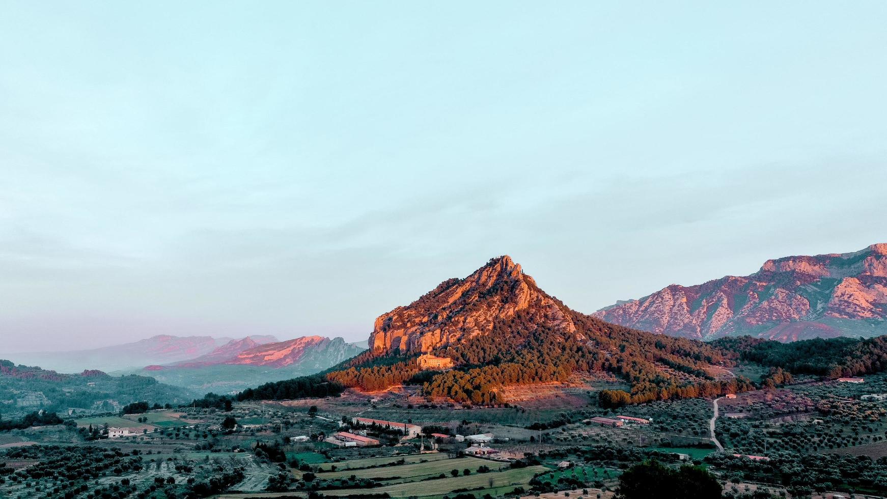 een berg in Catalonië foto