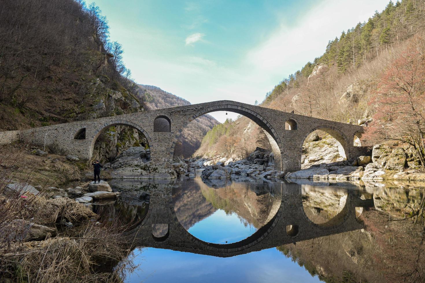 stenen brug over een rivier foto