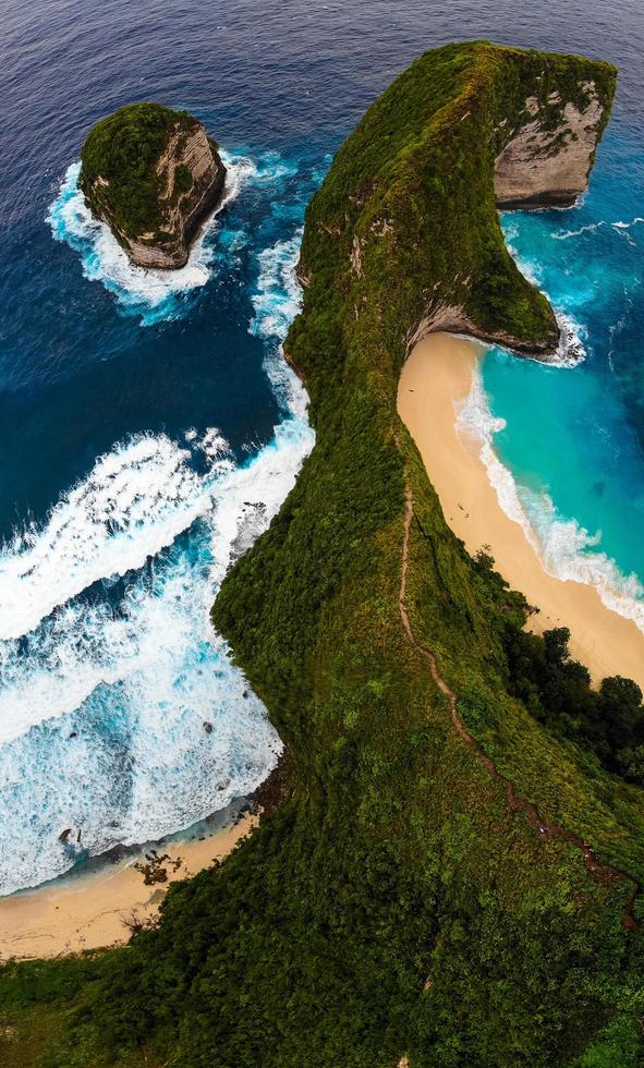 luchtfoto van het strand van Kelingking foto