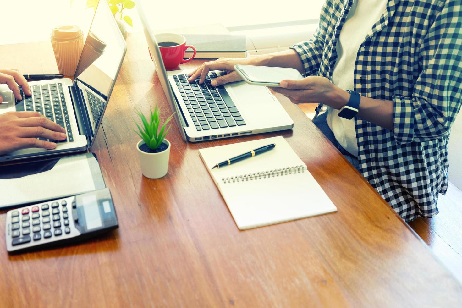 professionals die werken op laptops foto