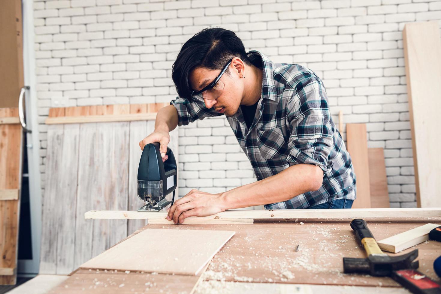 timmerman hakt hout foto