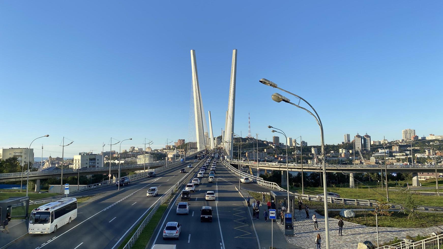 vladivostok, Rusland - september 20, 2022 stedelijk landschap met een visie van de gouden brug foto
