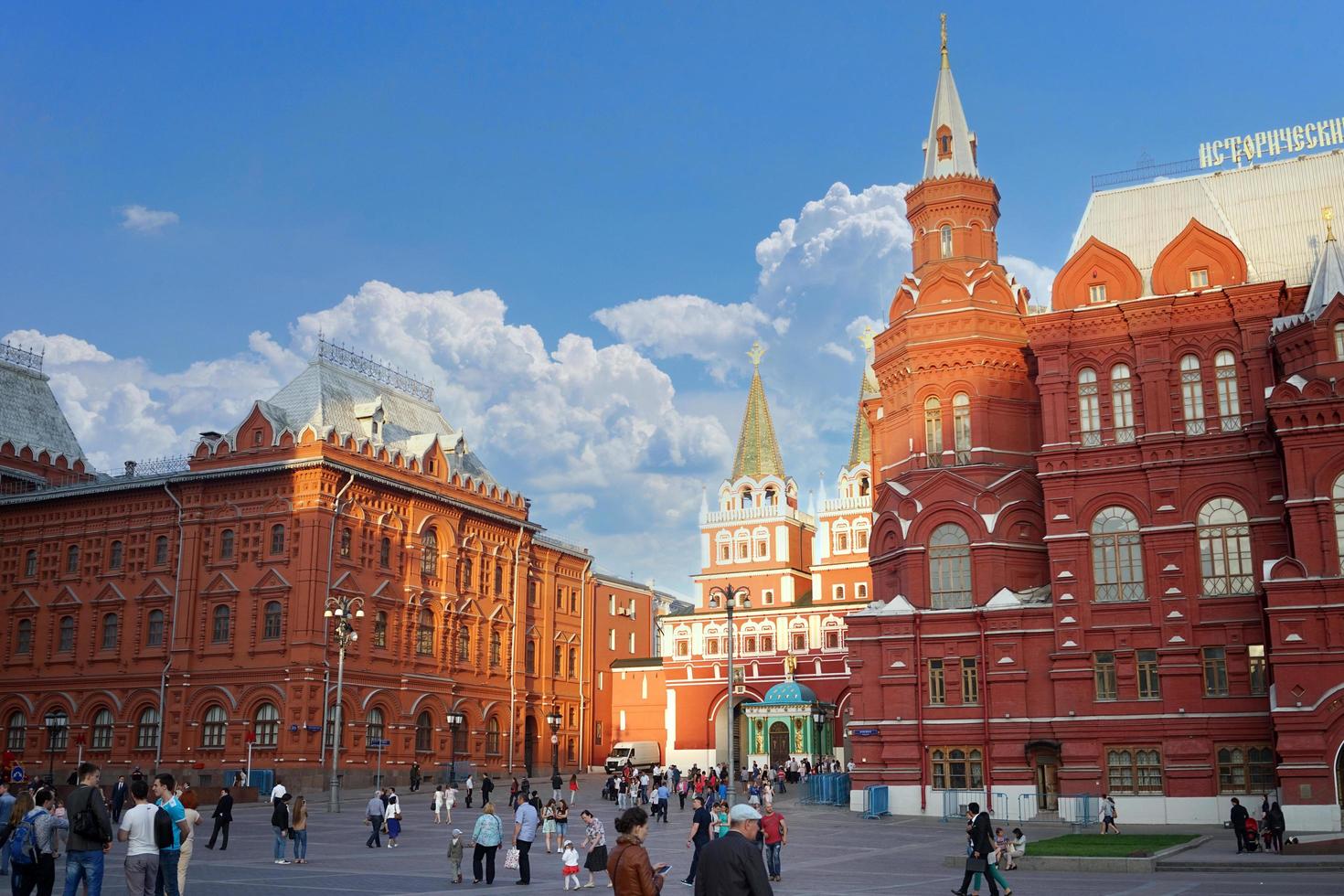Moskou, rusland-juni 2, 2015 stedelijk landschap met historisch gebouwen en mensen foto