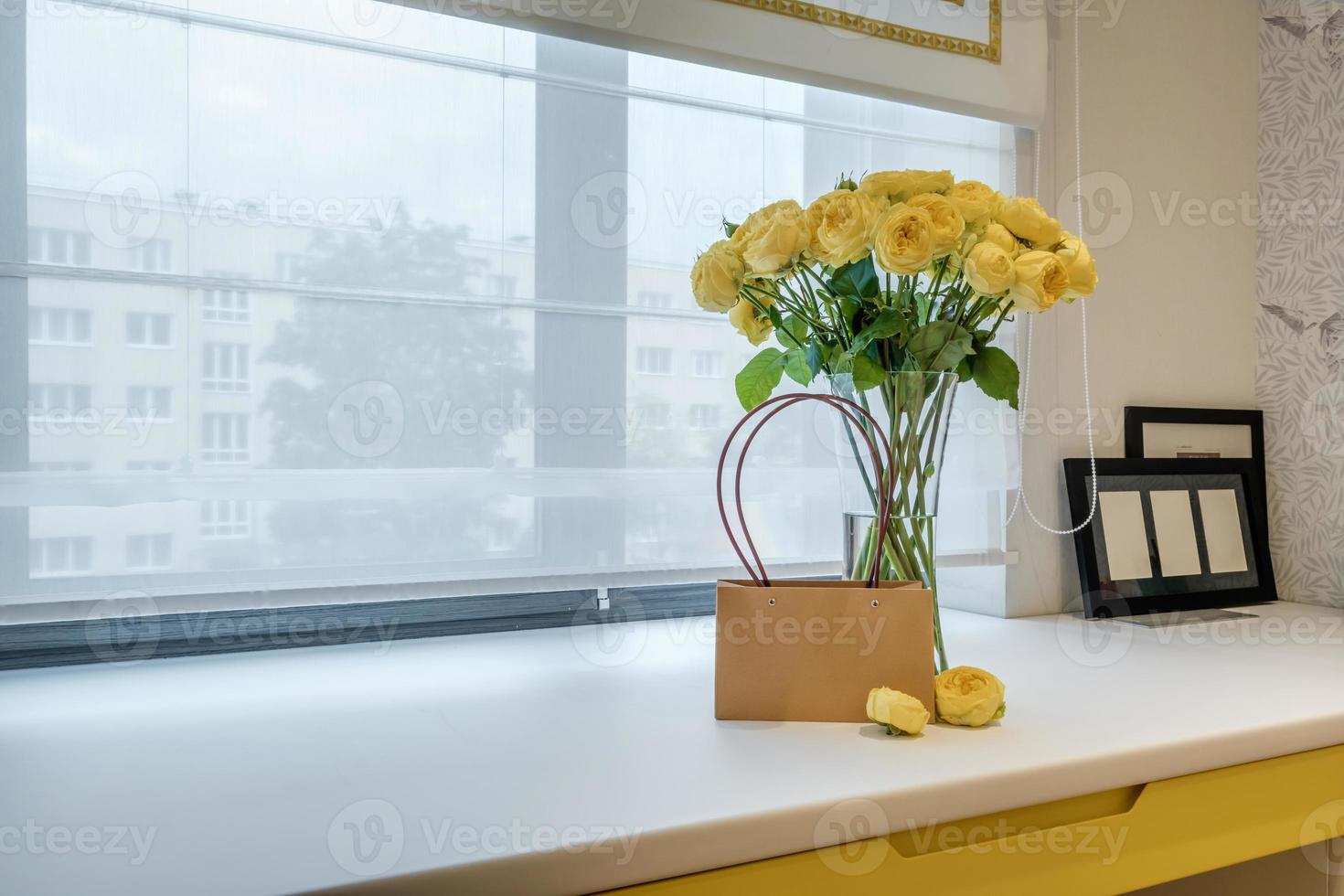 vaas met een boeket bloemen in het interieur foto