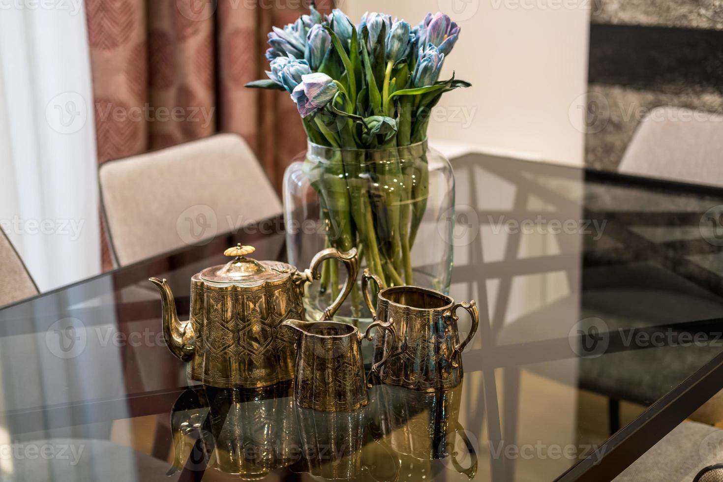 vaas met een boeket bloemen in het interieur foto