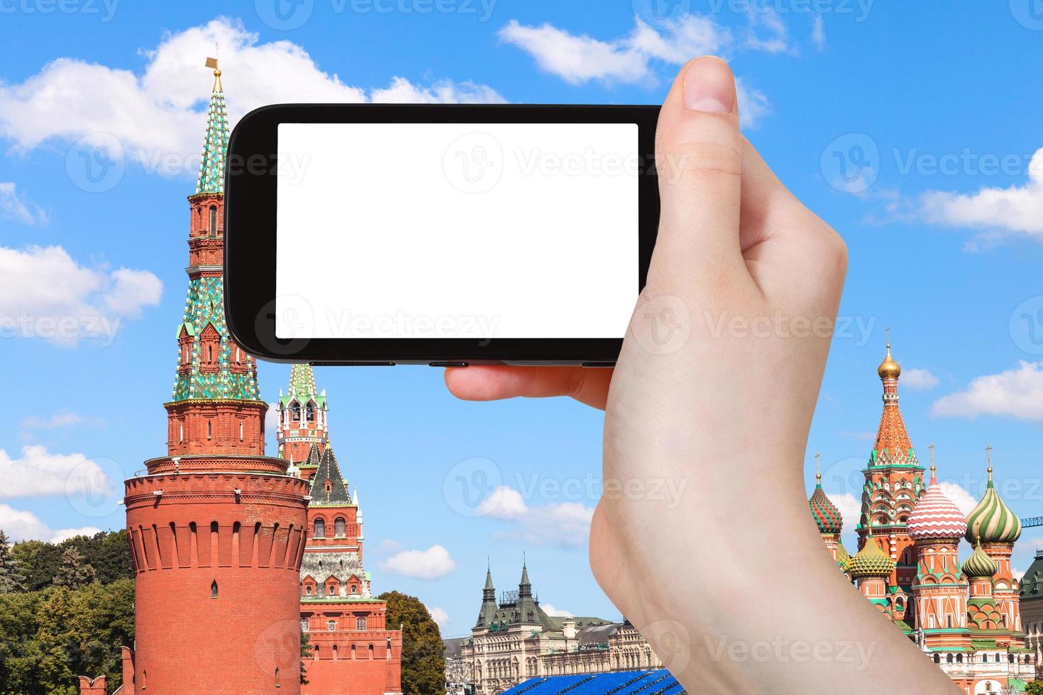 smartphone en Moskou het kremlin rood torens foto