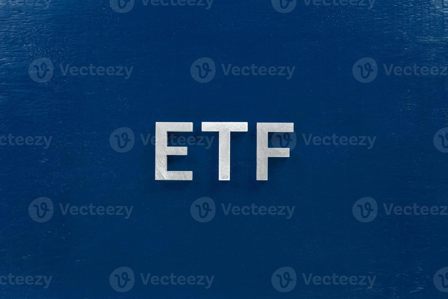 de afkorting woord etf - uitwisseling verhandeld fonds - gelegd met zilver brieven Aan blauw kleur vlak oppervlakte foto