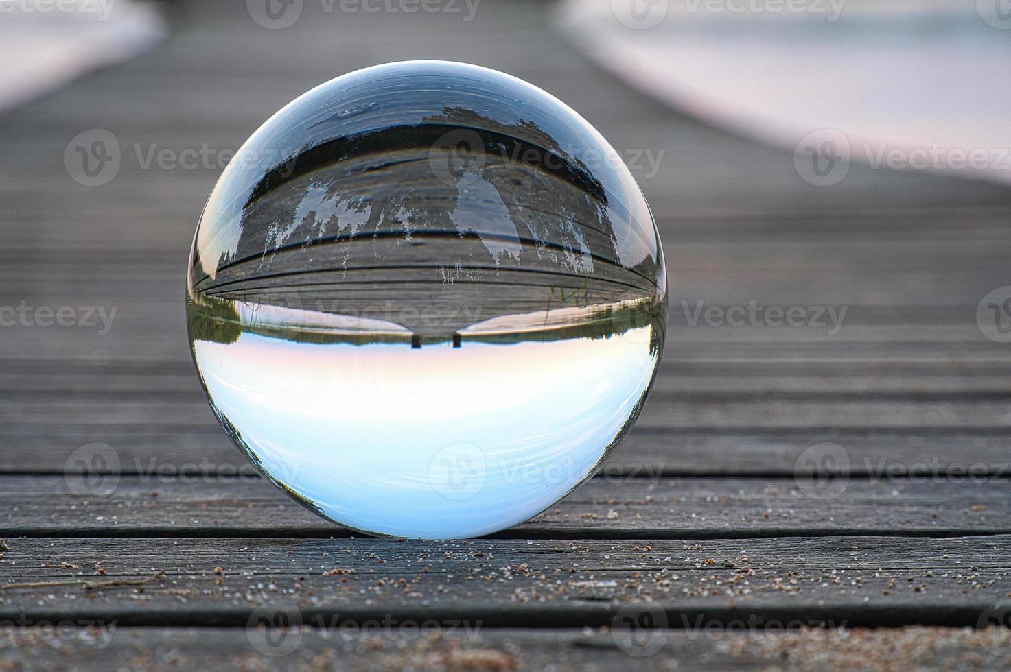 glas bal Aan een houten pier Bij een Zweeds meer Bij avond uur. natuur Scandinavië foto