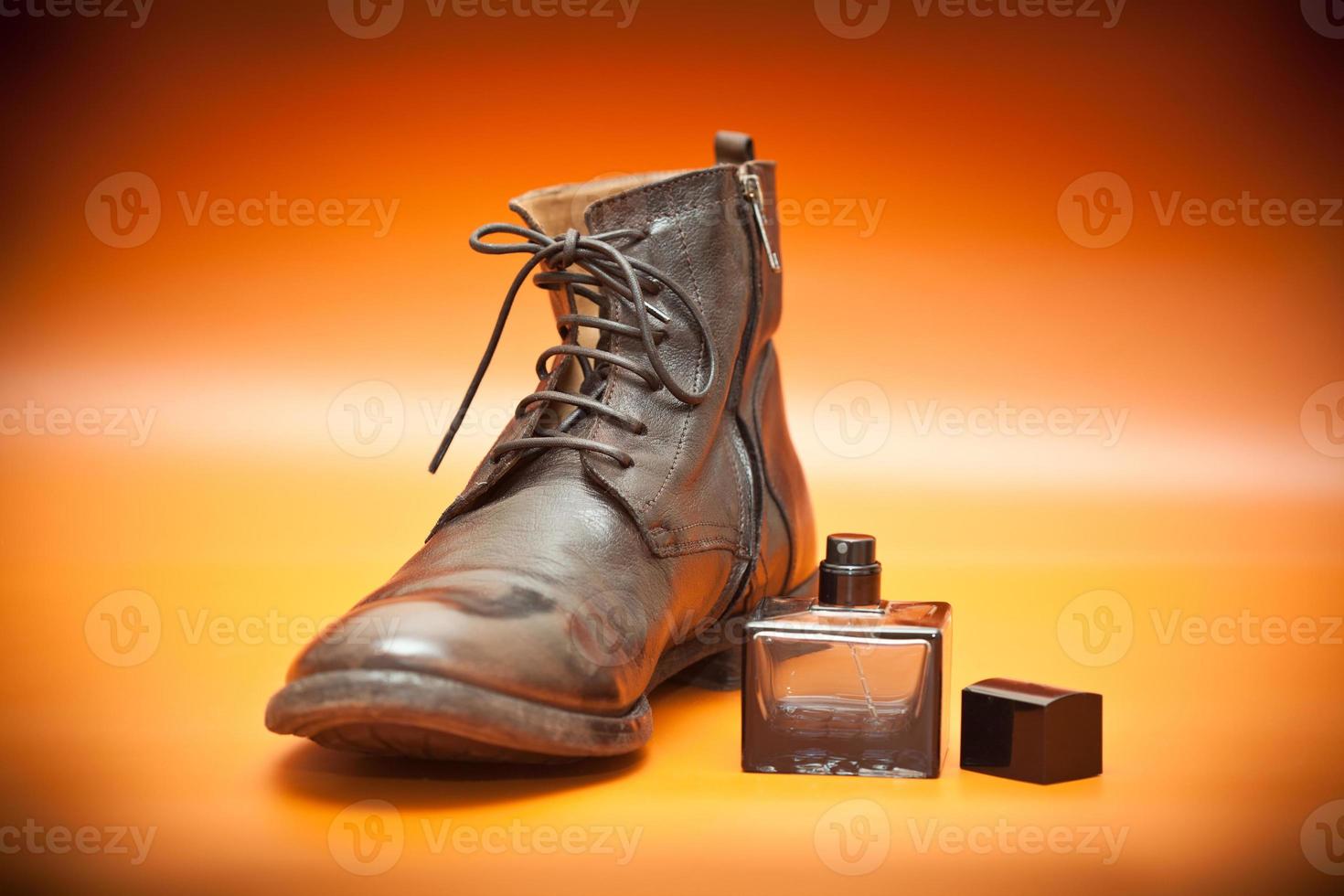 lederen herenschoenen op een lichte 1267580 stockfoto bij Vecteezy