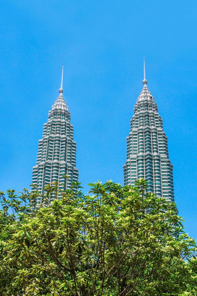 Kuala lomp, Maleisië, februari 21, 2020. petronas tweeling torens tegen blauw lucht. foto