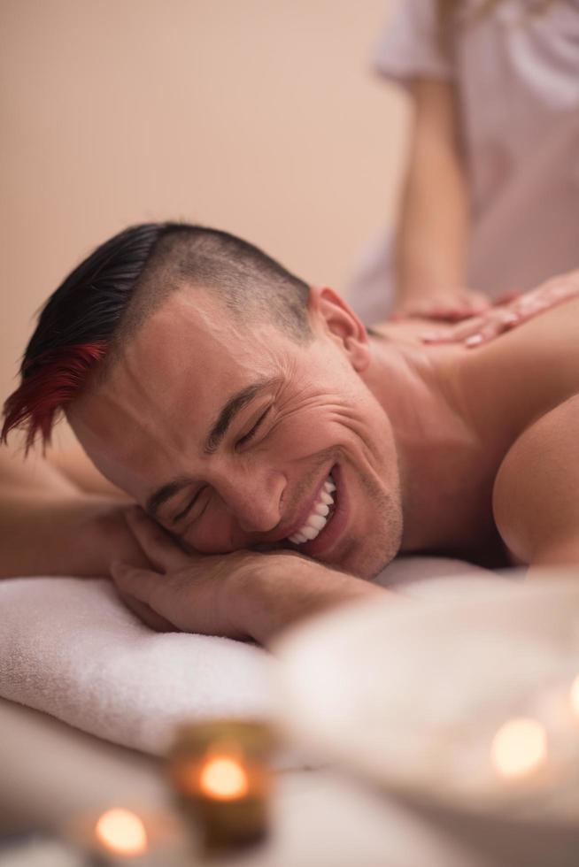 jong Mens hebben een terug massage foto