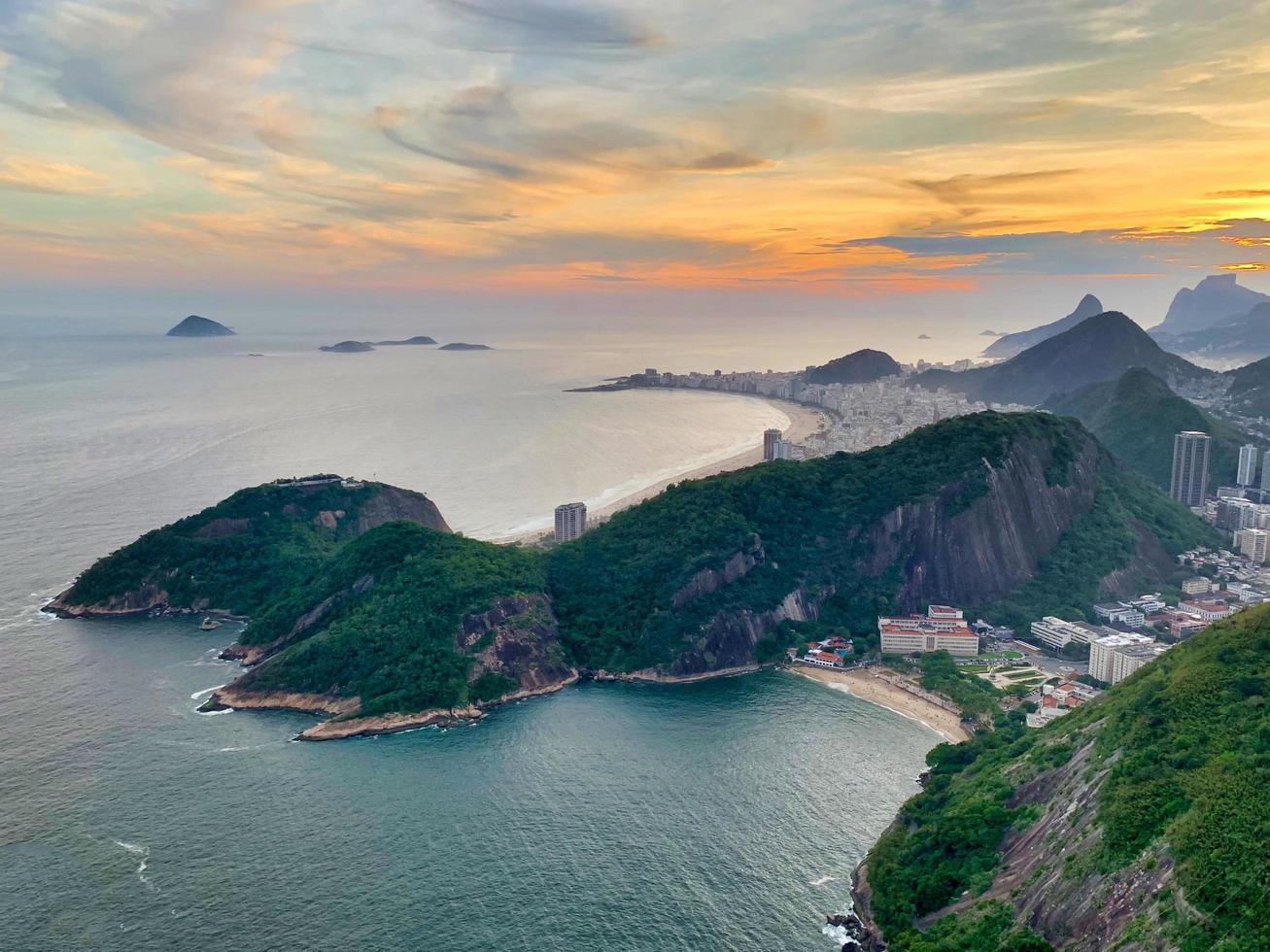 zonsondergang over de oceaan in rio de janeiro foto