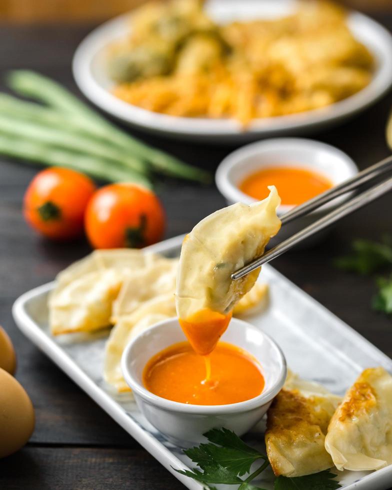 gyoza worden geserveerd op een keramisch bord foto