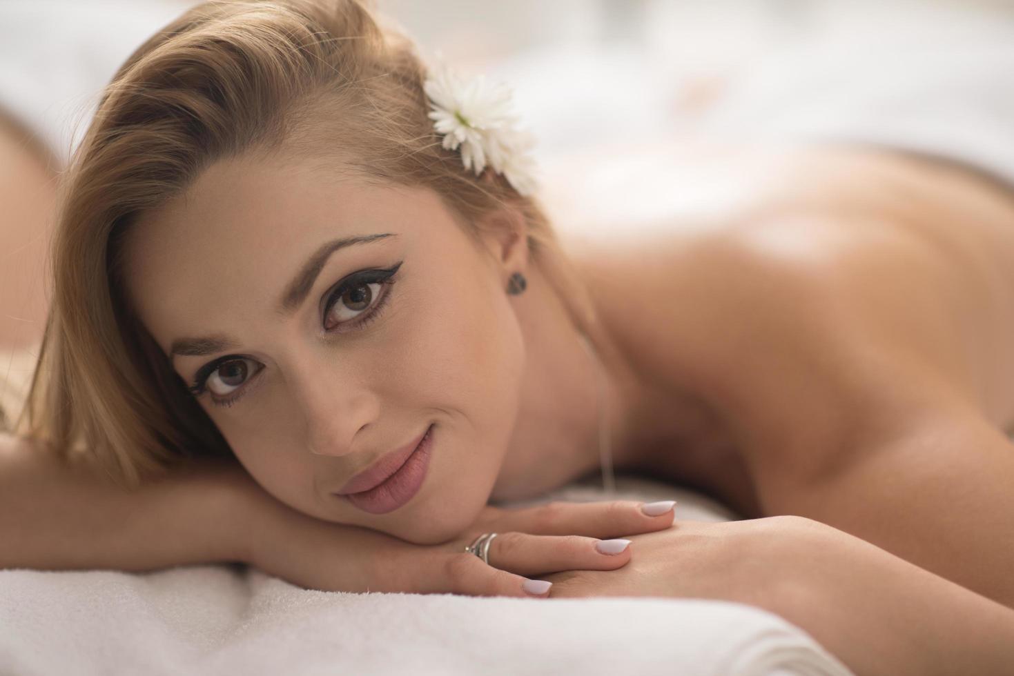vrouw krijgen terug massage in spa salon foto