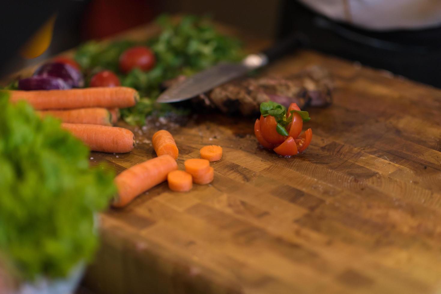 sappig plakjes van gegrild steak Aan houten bord foto