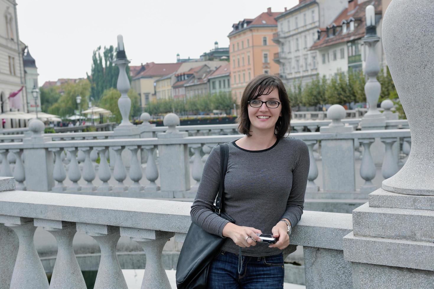 toerist vrouw hebben pret in Frankrijk foto