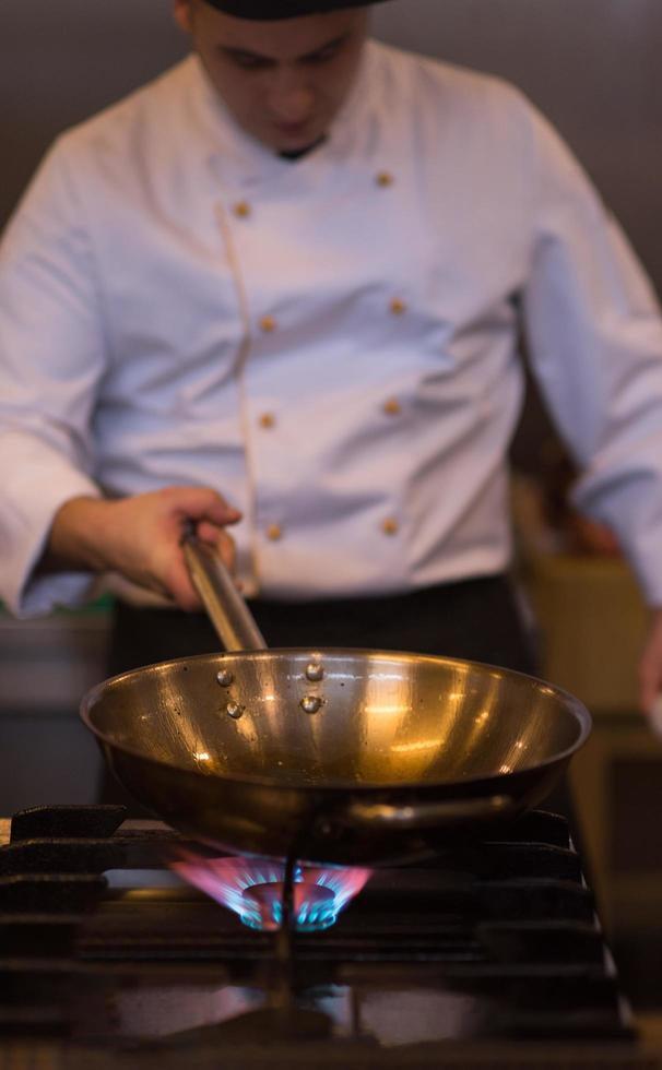 chef aan het doen flambe Aan voedsel foto