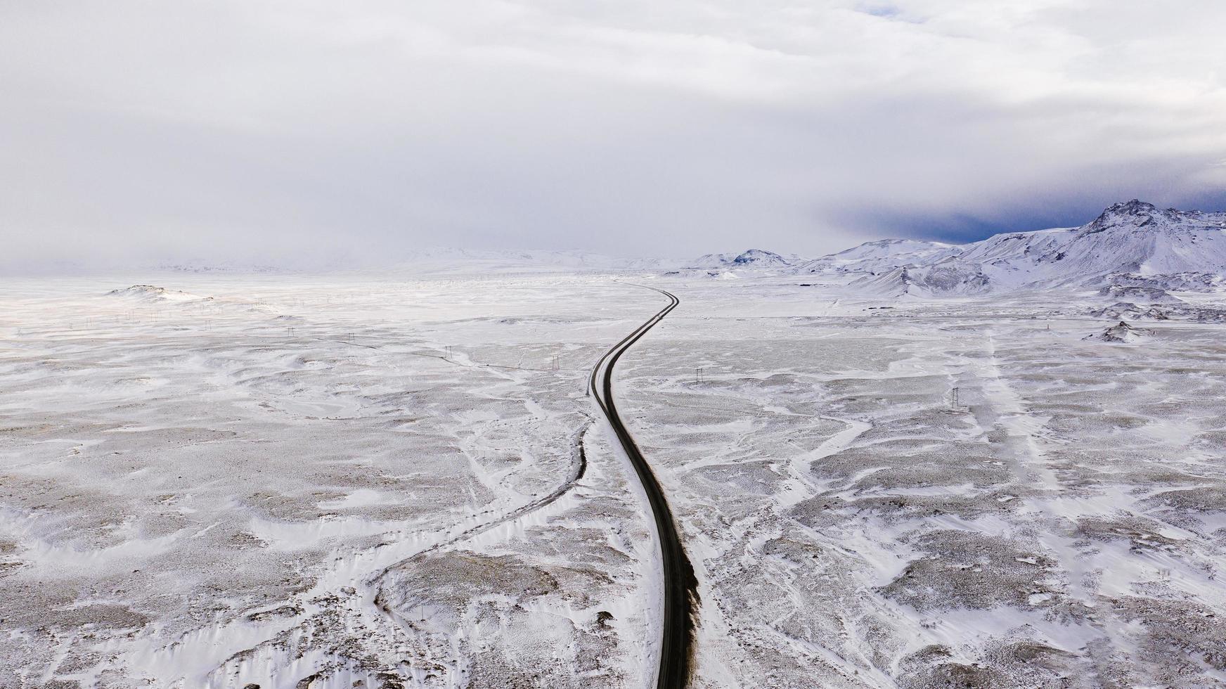 een weg door een met sneeuw bedekt landschap foto