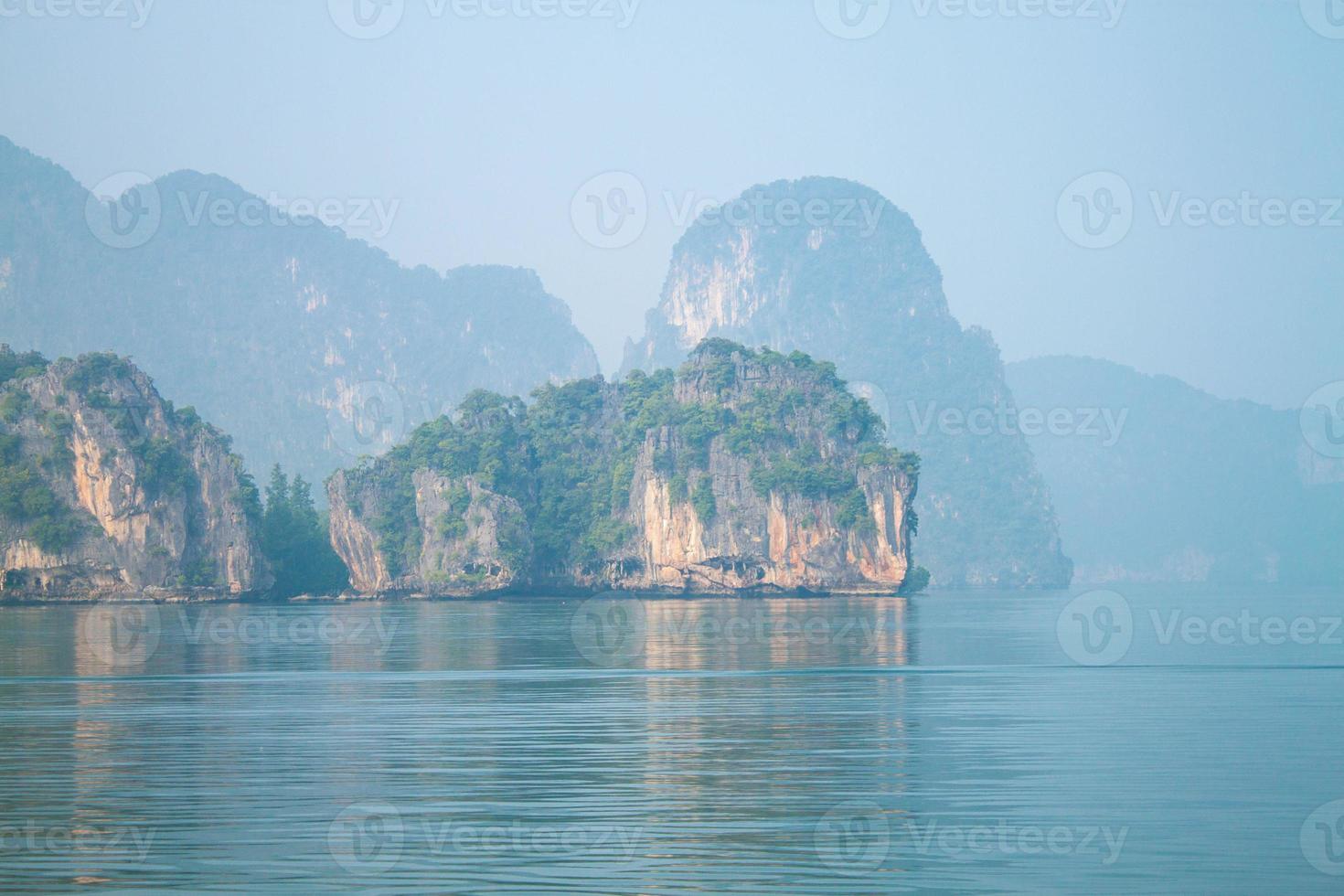 eiland en rotsen in Thailand in de buurt de blauw zee in mist foto