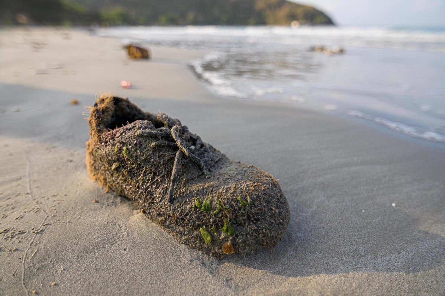 aangespoelde schoen aan kust foto