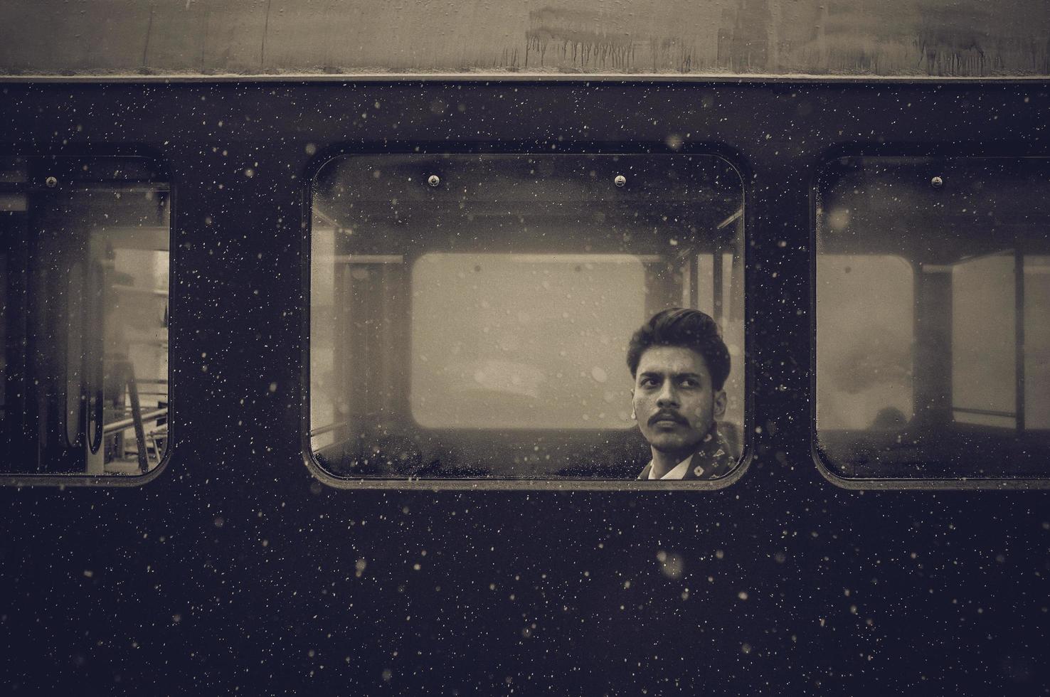 man op een trein foto