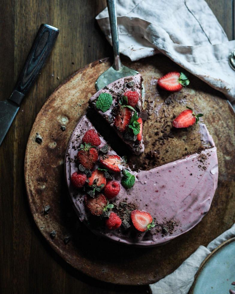 cake met aardbeien op munt foto