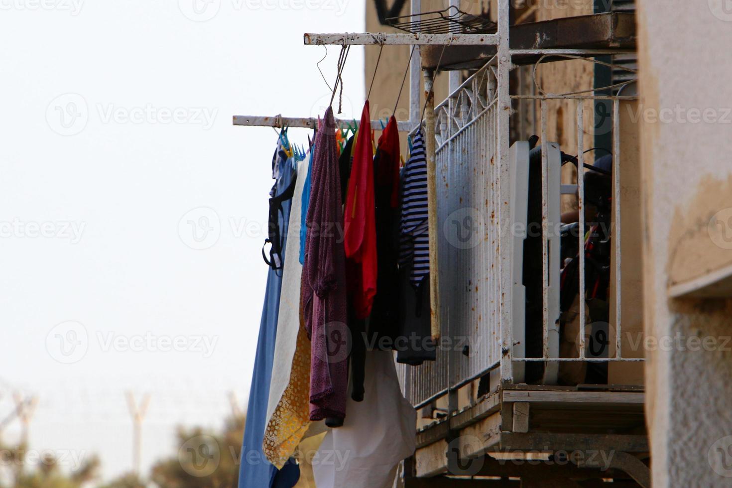 gewassen kleren en linnen droogt Aan de balkon. foto