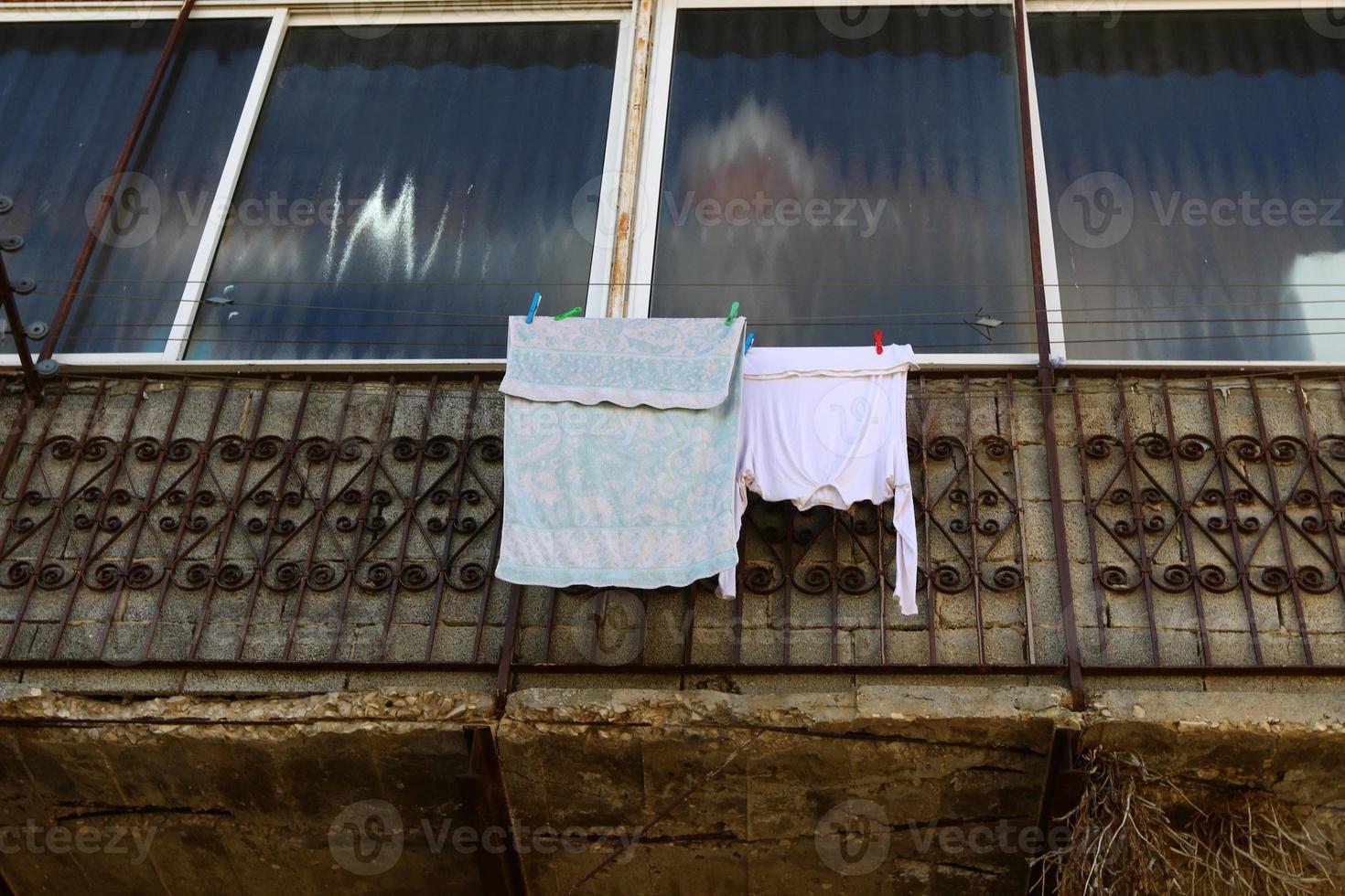 gewassen kleren en linnen droogt Aan de balkon. foto