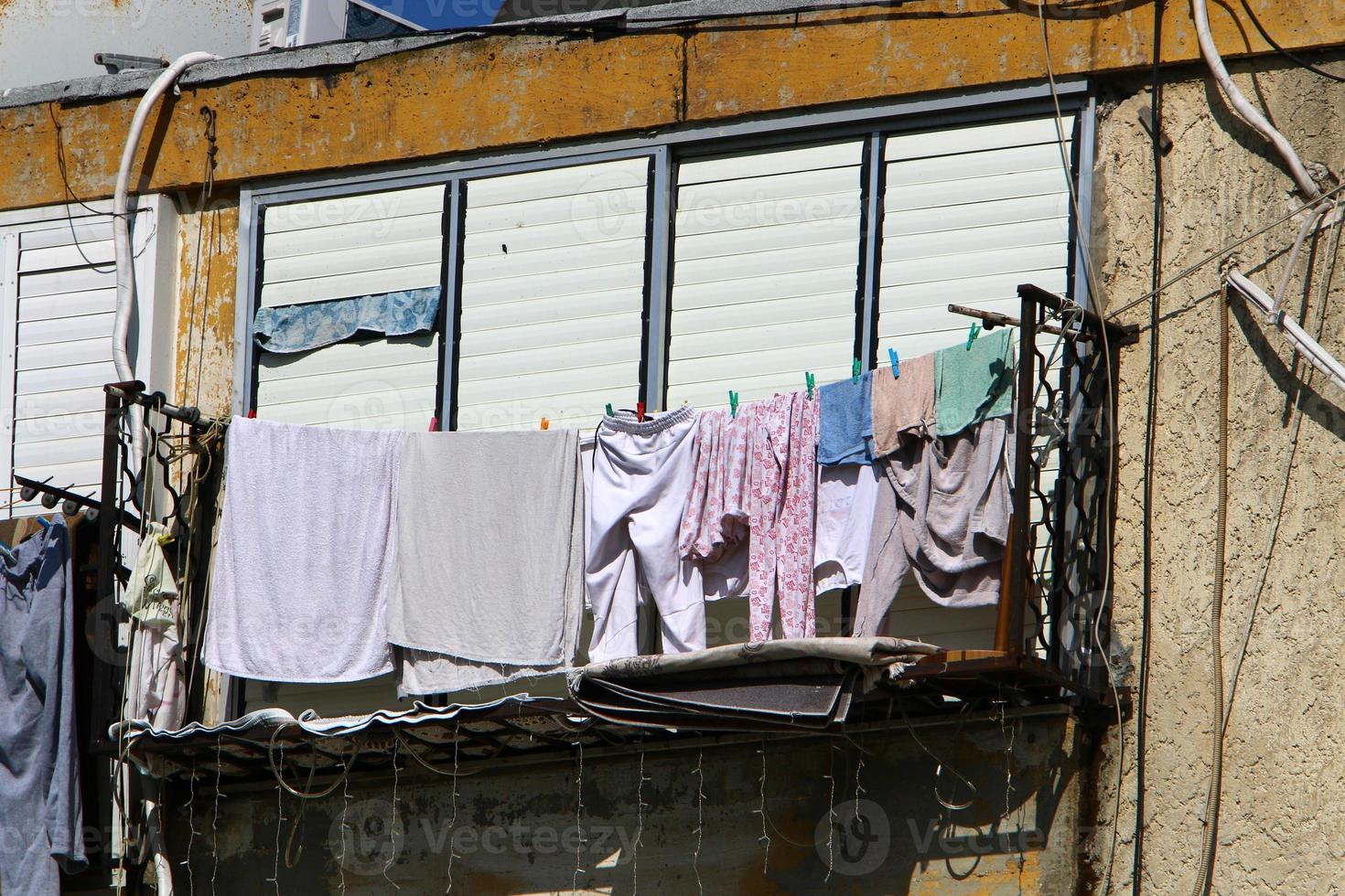 gewassen kleren en linnen droogt Aan de balkon. foto