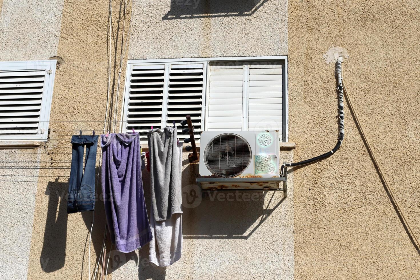 gewassen kleren en linnen droogt Aan de balkon. foto