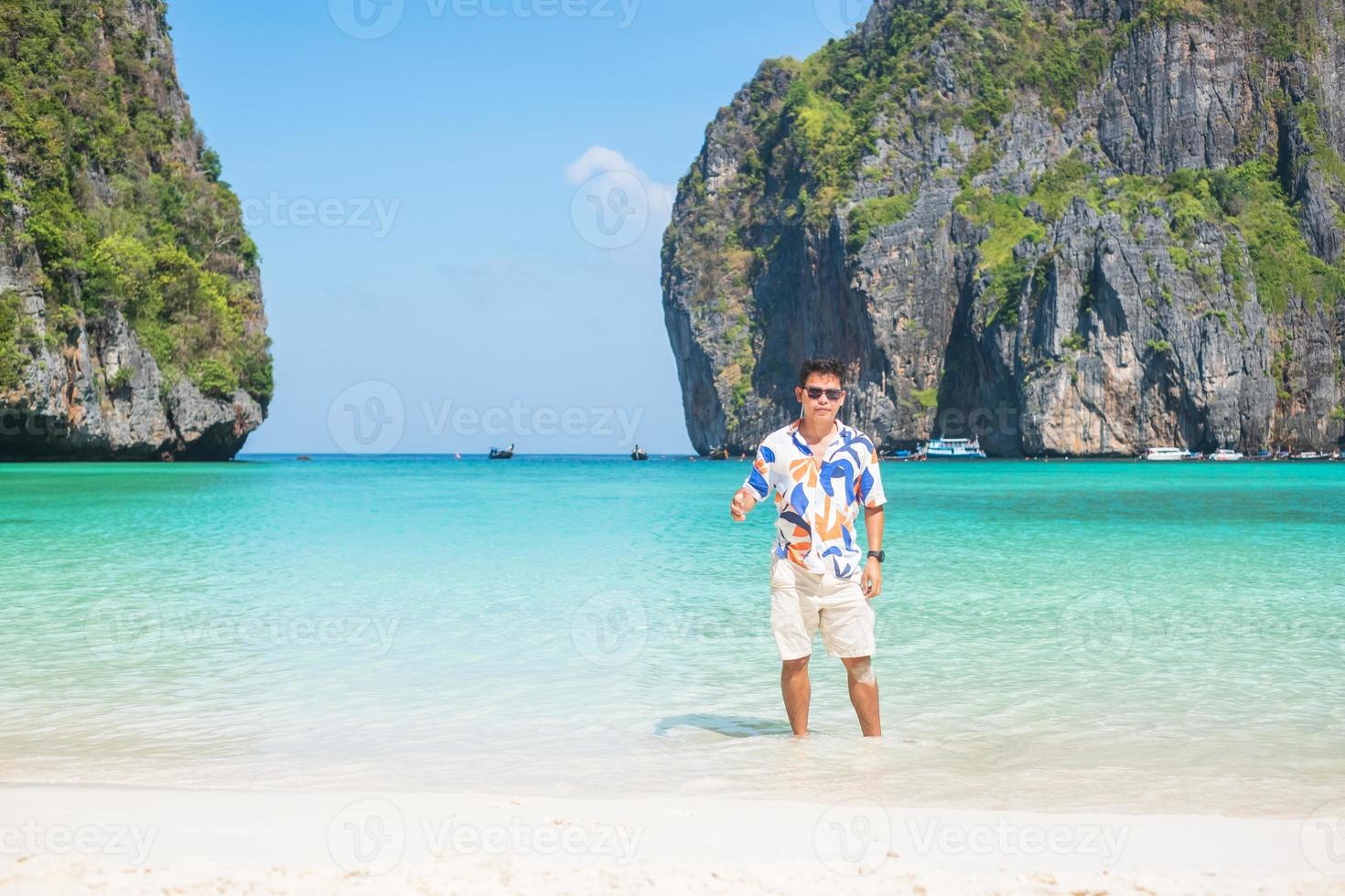gelukkige toeristenmens bij maya bay-strand op phi phi-eiland, krabi, thailand. mijlpaal, bestemming Zuidoost-Azië reizen, vakantie en vakantieconcept foto