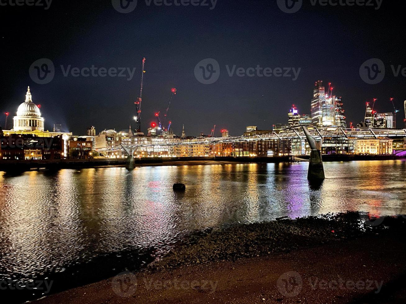 een visie van de rivier- Theems in Londen Bij nacht foto