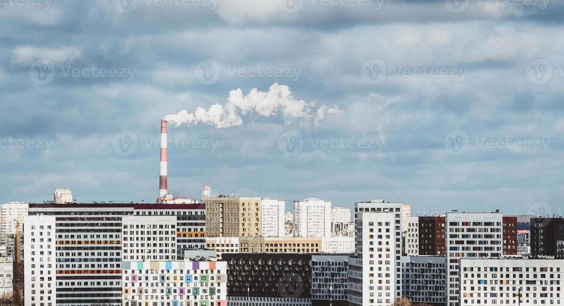 roken fabriek schoorsteen, modern woon- gebouwen van slaapkamer voorstad in groot stad, stedelijk horizon foto