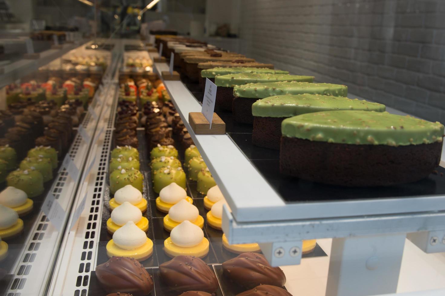 heerlijk geassorteerd cakes in een taart winkel foto