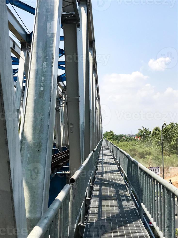 de voetganger brug naast de spoorweg brug foto