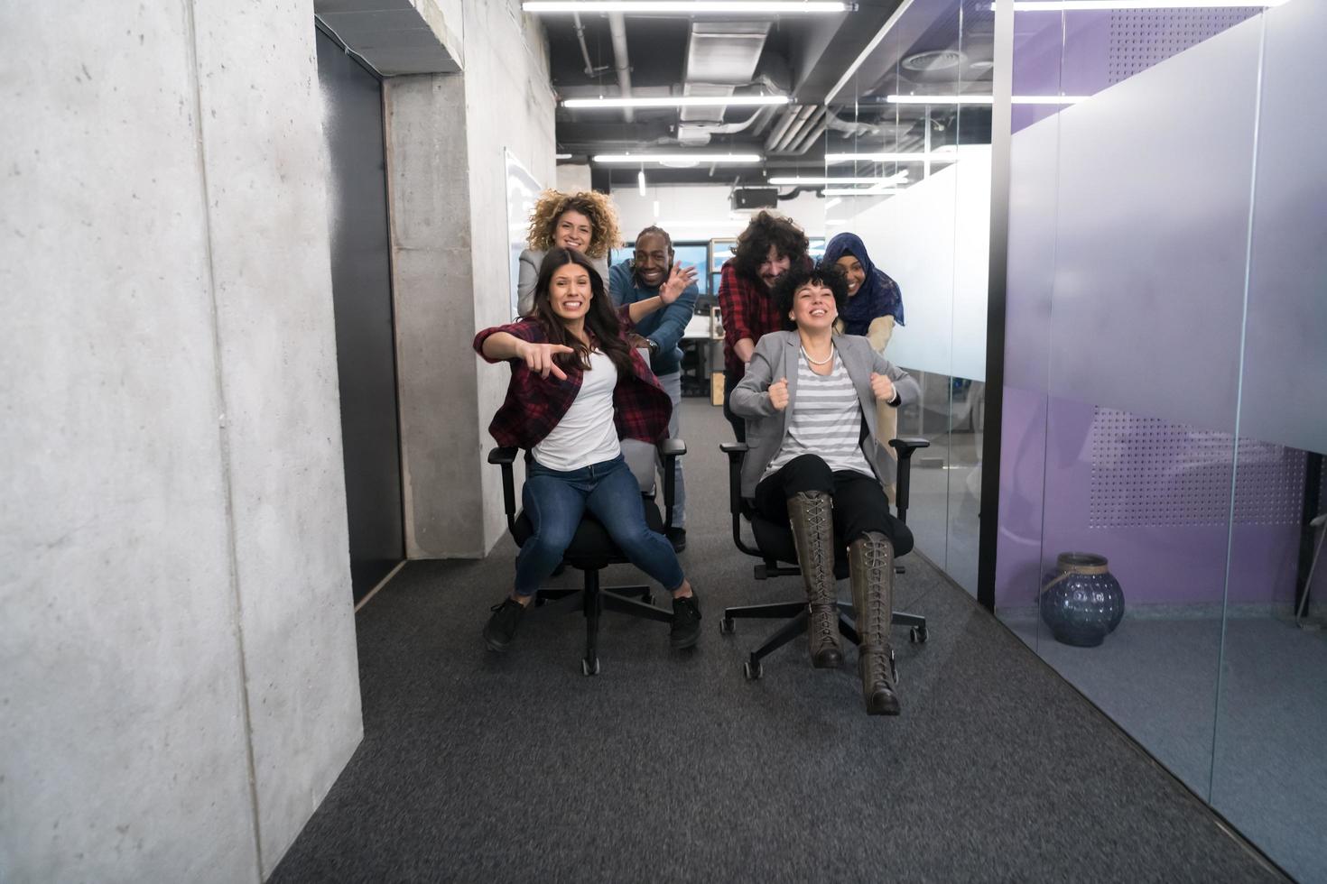 multi-etnisch bedrijf team racing Aan kantoor stoelen foto