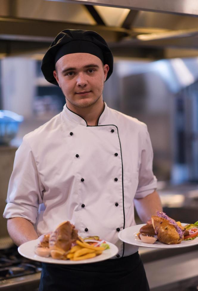 chef tonen gerechten van smakelijk maaltijden foto