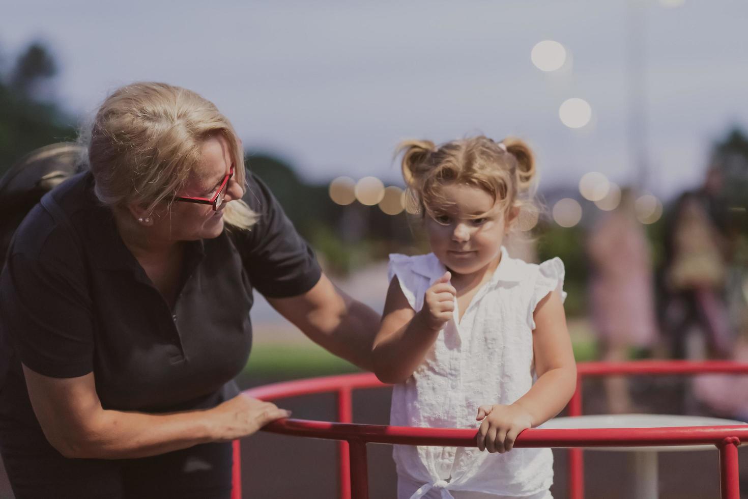 een ouder grootmoeder is spelen met haar kleinzoon in de park Bij zonsondergang. selectief focus foto