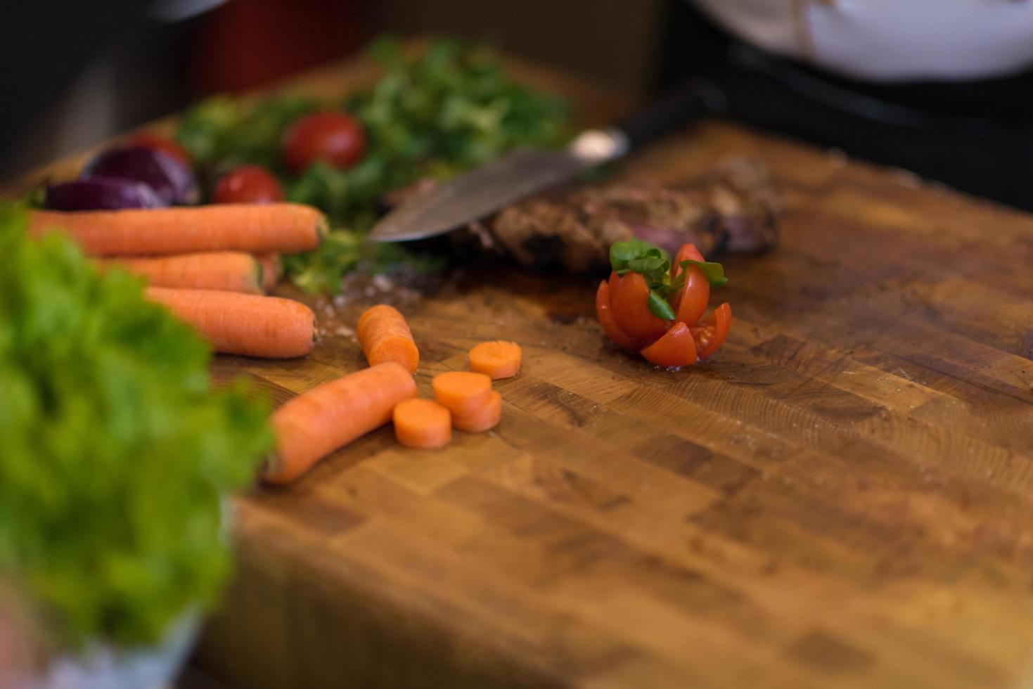 sappig plakjes van gegrild steak Aan houten bord foto