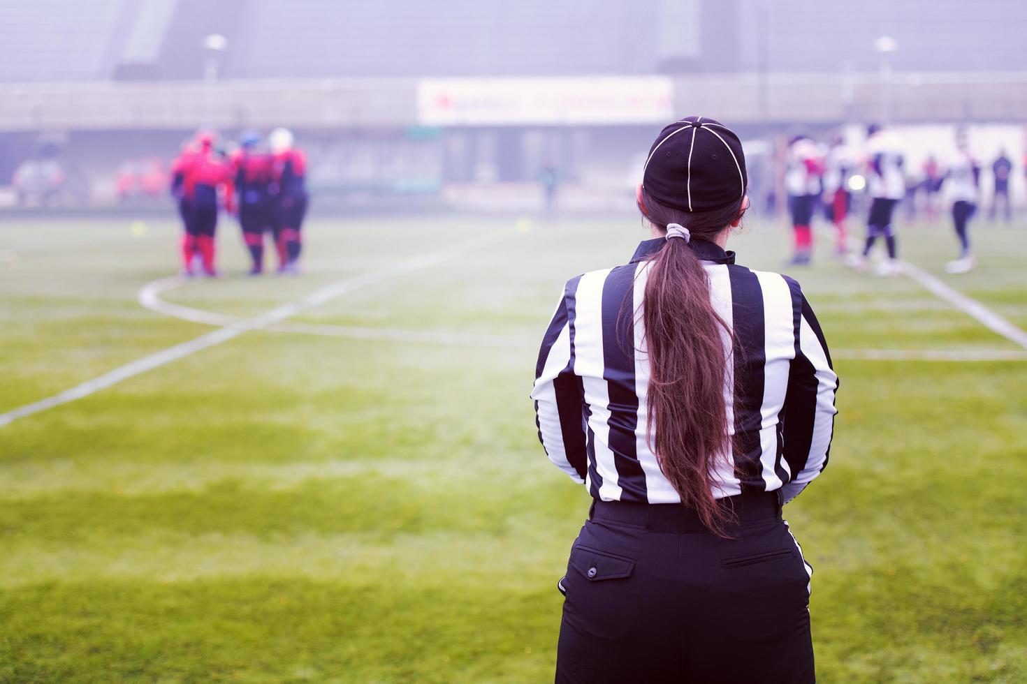 achterzijde visie van vrouw Amerikaans Amerikaans voetbal scheidsrechter foto