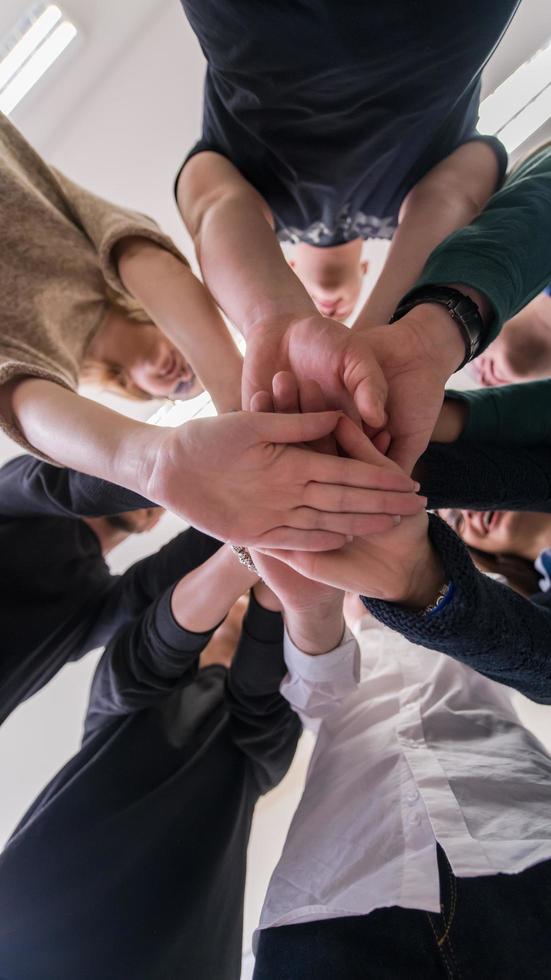 studenten vieren met succes afgewerkt project foto